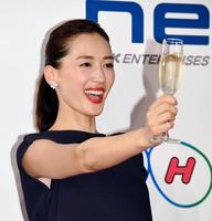 乾杯の音頭を取る綾瀬はるか＝東京都豊島区・サンシャインクルーズ・クルーズ（撮影・中田匡峻）