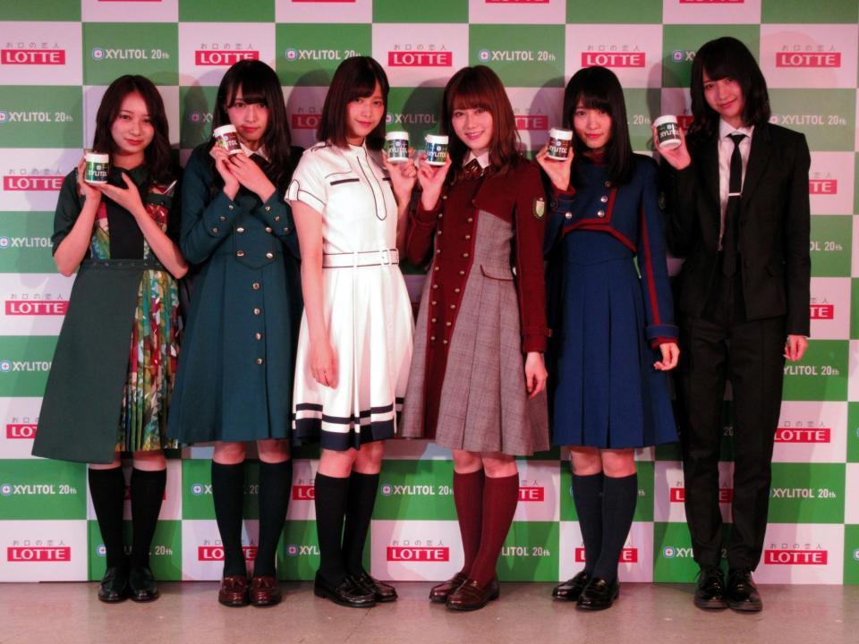 ロッテ・キシリトール２０周年イベントに登場した欅坂４６の（左から）佐藤詩織、渡辺梨加、渡邉理佐、守屋茜、菅井友香、土生瑞穂＝東京・原宿