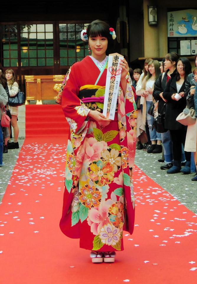 あでやかな振り袖で映画のヒットを祈願した瀬すず＝東京・原宿の東郷神社