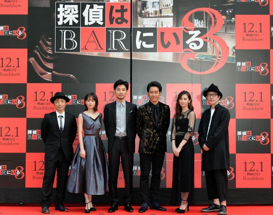 「探偵はＢＡＲにいる３」ジャパンプレミアに出演した（右から）リリー・フランキー、北川景子、大泉洋、松田龍平、前田敦子、吉田照幸監督＝Ｔ・ジョイPRINCE品川前（撮影・中田匡峻）