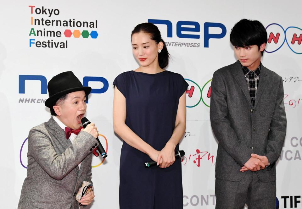 米良美一（左）の美声を聞く綾瀬はるか（中央）と稲垣瑞生＝東京都豊島区・サンシャインクルーズ・クルーズ（撮影・中田匡峻）