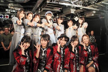 初の握手会に臨んだ「ＧｏｏｄＴｅａｒｓ」（前列）と「ラストアイドル」＝タワーレコード渋谷店