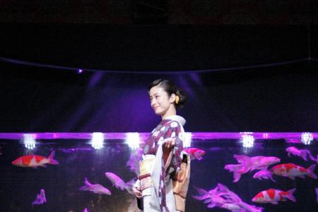 水族アート展覧会の開会式に出席した上戸彩＝京都・二条城