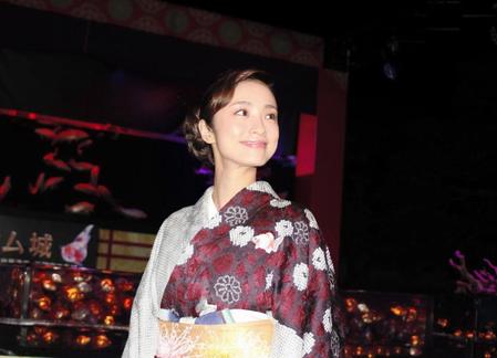 水族アート展覧会の開会式に出席した上戸彩＝京都・二条城