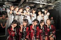 初の握手会に臨んだ「ＧｏｏｄＴｅａｒｓ」（前列）と「ラストアイドル」＝タワーレコード渋谷店