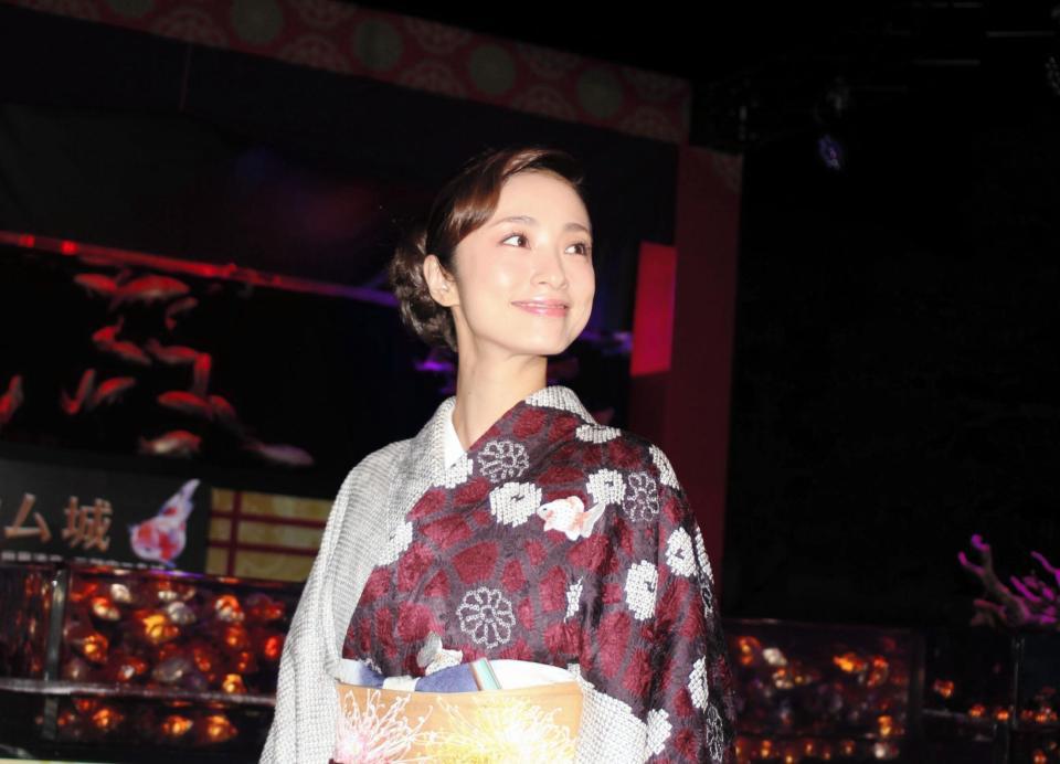 水族アート展覧会の開会式に出席した上戸彩＝京都・二条城