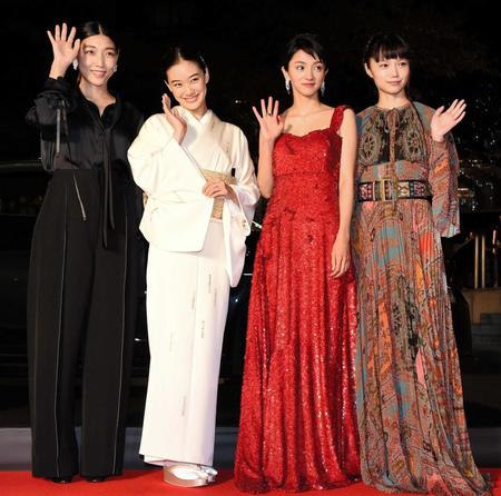 　レッドカーペットを彩った（左から）安藤サクラ、蒼井優、満島ひかり、宮崎あおい　