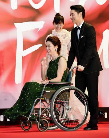 　車いすに乗り登場した山本未來（後方は小西真奈美）