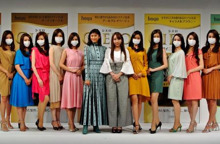 ざわちん（中央右）が手掛けたそっくりさんと共演した山田優（同左）＝東京・表参道