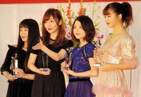「クリスマス　ジュエリープリンセス賞」表彰式に出席した（左から）ｍｉｗａ、指原莉乃、川島海荷、藤田ニコル＝神奈川・横浜パシフィコ