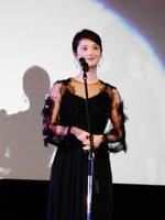 ゴールドクレイン賞の審査員特別女優賞に輝きあいさつする佐々木希＝東京・ＴＯＨＯシネマズ日劇