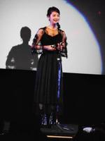 ゴールドクレイン賞の審査員特別女優賞に輝きあいさつする佐々木希＝東京・ＴＯＨＯシネマズ日劇