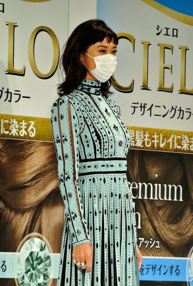 “ざわちん風”にマスク姿で登場した山田優＝東京・表参道