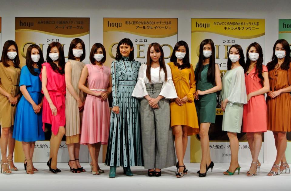 ざわちん（中央右）が手掛けたそっくりさんと共演した山田優（同左）＝東京・表参道