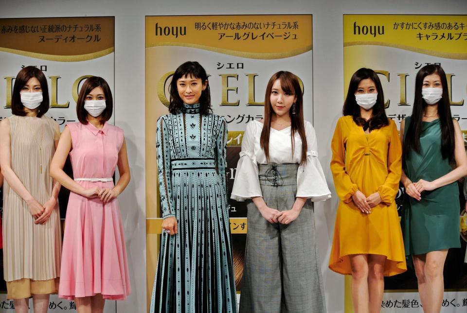 ざわちん（中央右）が手掛けたそっくりさんと共演した山田優（同左）＝東京・表参道