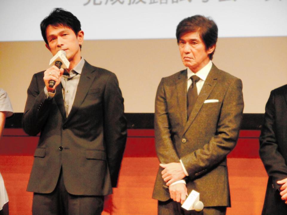 ドラマ「石つぶて」の完成披露試写会で舞台あいさつした佐藤浩市（右）と江口洋介＝都内