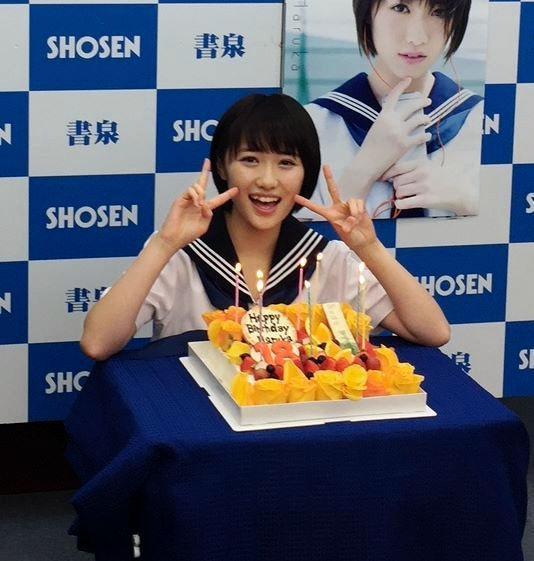 バースデーケーキに大喜びの工藤遥＝東京・書泉ブックタワー