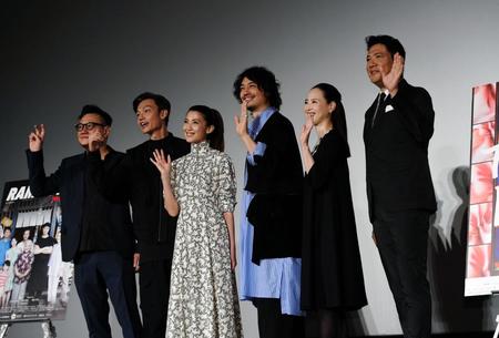 完成報告会を行った（右から）別所哲也、松田聖子、斎藤工、ジネット・アウ、マーク・リー、エリック・クー監督＝東京・ＴＯＨＯシネマズ六本木ヒルズ（撮影・開出牧）