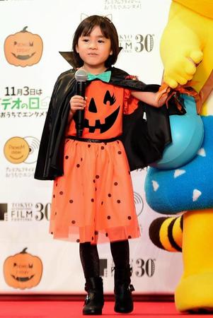 かわいらしいハロウィーンの衣装で登場した新津ちせちゃん