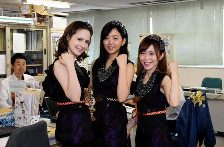 念願のメジャーデビューを果たし笑顔で写真に納まる水雲ーＭＩＺＭＯーの（左から）ＮＥＫＯ、ＡＫＡＮＥ、ＮＡＯ＝木場のデイリースポーツ（撮影・中田匡峻）