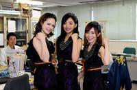 念願のメジャーデビューを果たし笑顔で写真に納まる水雲ーＭＩＺＭＯーの（左から）ＮＥＫＯ、ＡＫＡＮＥ、ＮＡＯ＝木場のデイリースポーツ（撮影・中田匡峻）