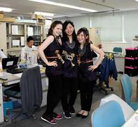 念願のメジャーデビューを果たし笑顔で写真に納まる水雲ーＭＩＺＭＯーの（左から）ＮＥＫＯ、ＡＫＡＮＥ、ＮＡＯ＝木場のデイリースポーツ（撮影・中田匡峻）