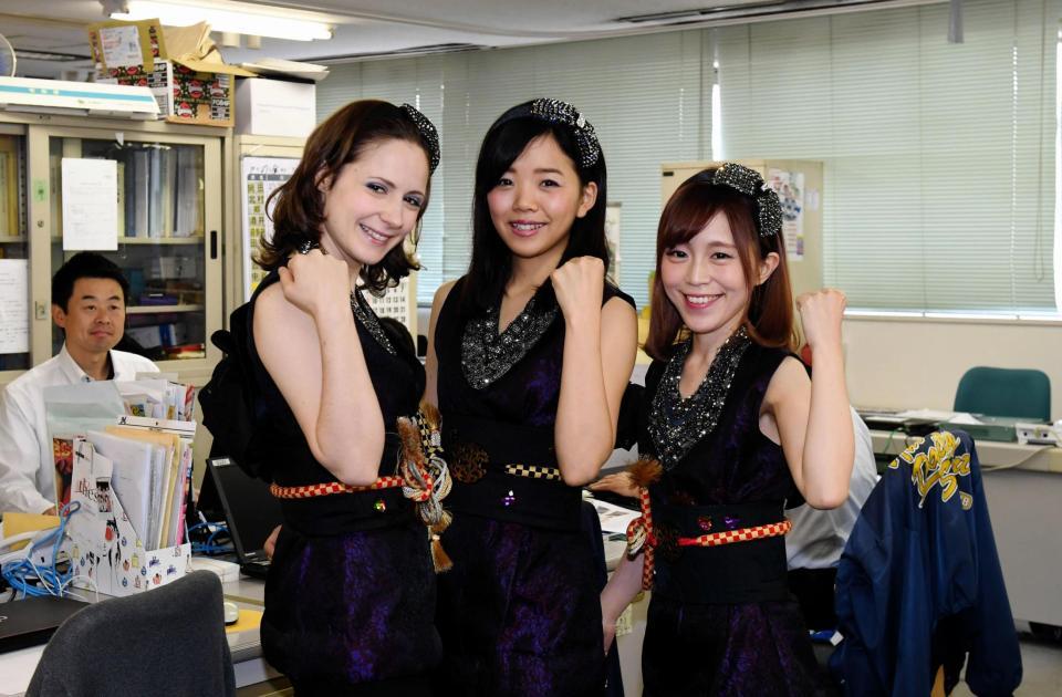 念願のメジャーデビューを果たし笑顔で写真に納まる水雲ーＭＩＺＭＯーの（左から）ＮＥＫＯ、ＡＫＡＮＥ、ＮＡＯ＝木場のデイリースポーツ（撮影・中田匡峻）