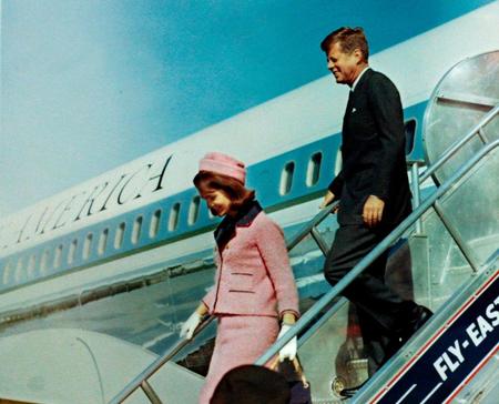 　ケネディ大統領と夫人。暗殺まで１時間以内の写真（ロイター＝共同）