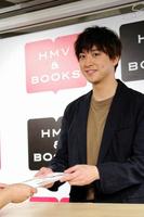 カレンダー発売イベントを行った渡部秀＝東京・渋谷のＨＭＶ＆ＢＯＯＫＳ　ＴＯＫＹＯ