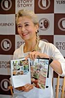 初の著書をＰＲした結城アンナ＝東京・新宿