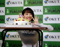 初写真集の発売記念イベントでバースデーケーキを贈られた下村実生＝東京・福家書店新宿サブナード店