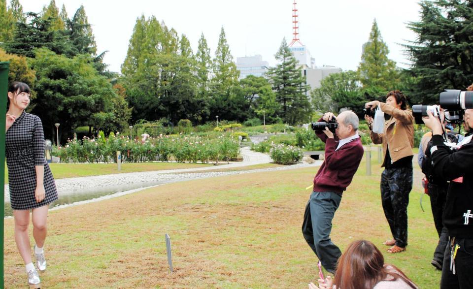 　松田莉奈をモデルにして熱心にシャッターを切る写真ファン＝大阪市の靱公園