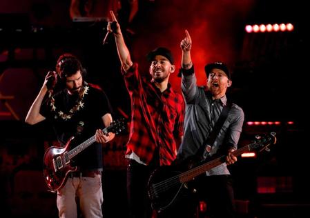 　「リンキン・パーク」の故ベニントンさんの追悼コンサートで公演するメンバーのマイク・シノダ（中央）ら＝日、米ロサンゼルス（ロイター＝共同）