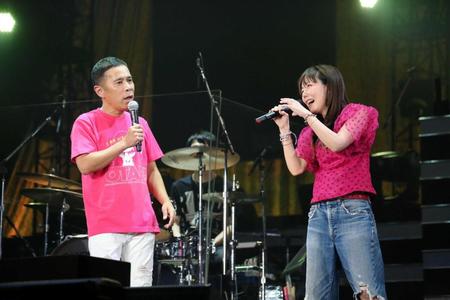 　ピンクのファッションでコラボ唱した岡村隆史とａｉｋｏ＝横浜アリーナ