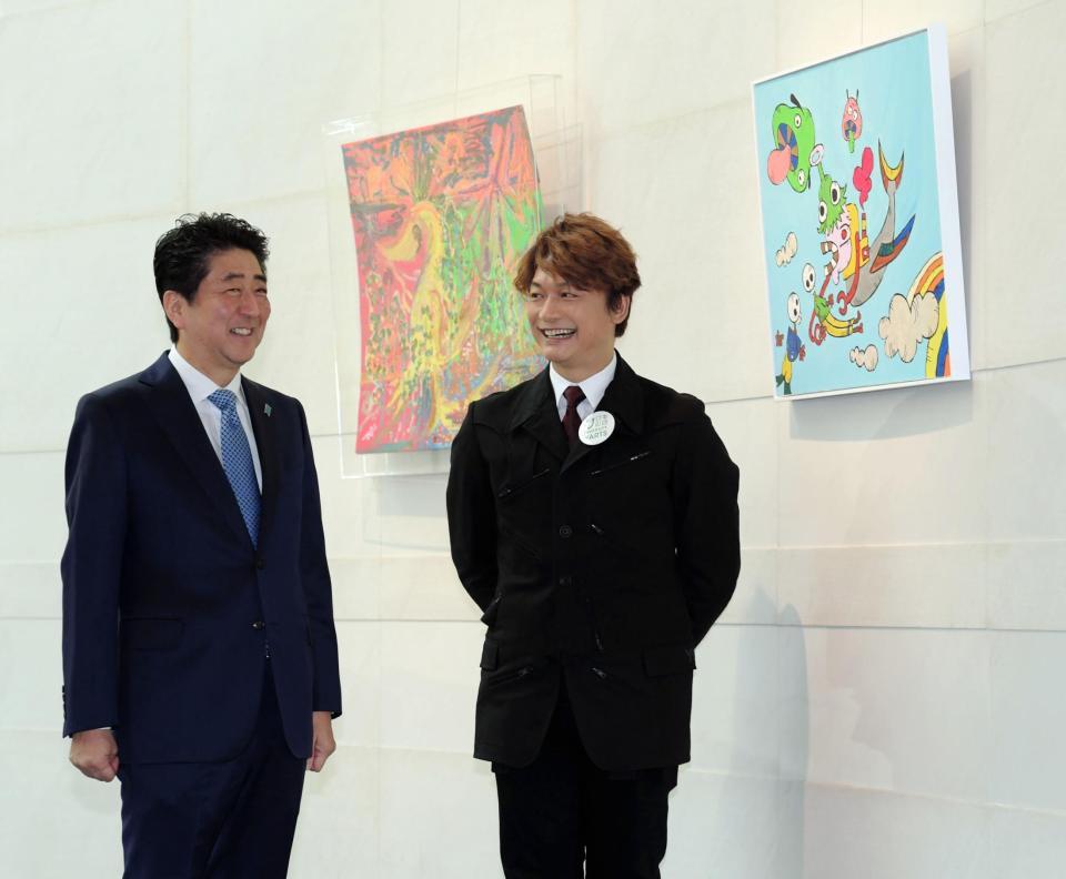 自身の作品を前に安倍晋三首相と笑顔の香取慎吾＝東京・南青山のスパイラルガーデン（撮影・金田祐二）