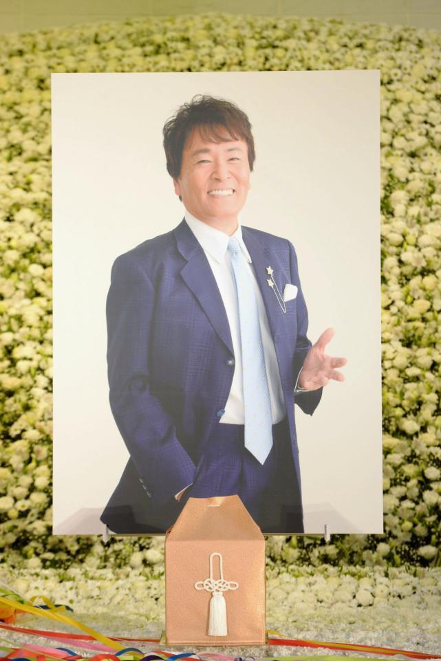 祭壇に飾られた平尾昌晃さんの遺影＝東京・青山葬儀所（撮影・開出牧）