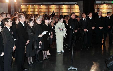 祭壇の前で「瀬戸の花嫁」を合唱する参列者ら＝東京・青山葬儀所
