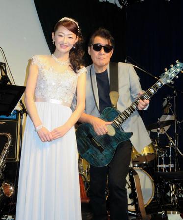 ゲストのレーモンド松屋（右）の演奏に合わせ、プリンセス風のドレスで熱唱した大石まどか＝東京・恵比寿