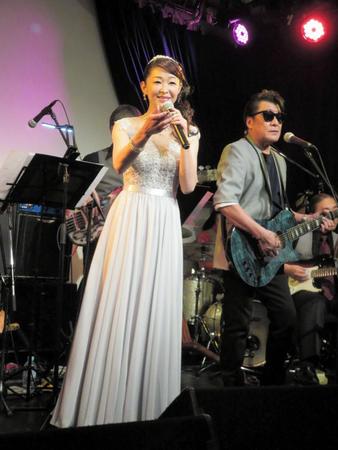 ゲストのレーモンド松屋（右）の演奏に合わせ、プリンセス風のドレスで熱唱する大石まどか＝東京・恵比寿