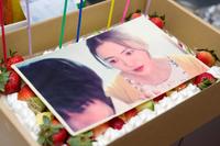 「明日の約束」出演シーンの写真が飾られた仲間由紀恵へのバースデーケーキ（カンテレ提供）