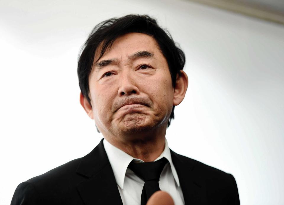 涙をこらえ、平尾昌晃さんとの思い出を語る石田純一＝東京・青山葬儀所（撮影・開出牧）