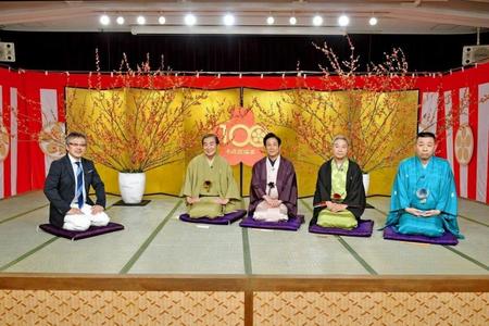 「平成紅梅亭」１００回目を喜ぶ（左から）松尾貴史、桂文枝、桂米団治、桂福団治、笑福亭松喬＝大阪市内