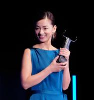 贈賞式に出席した尾野真千子＝東京・港区のＡＮＡインターコンチネンタルホテル東京