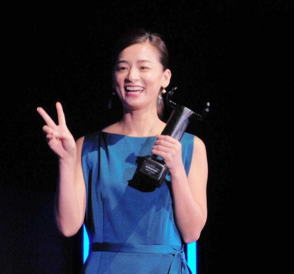 贈賞式に出席した尾野真千子＝東京・港区のＡＮＡインターコンチネンタルホテル東京