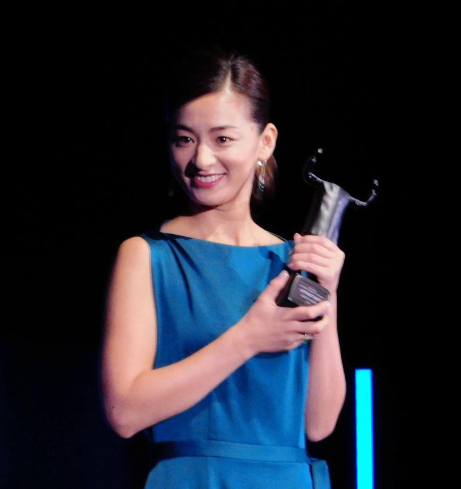 贈賞式に出席した尾野真千子＝東京・港区のＡＮＡインターコンチネンタルホテル東京