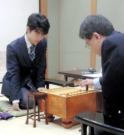対局を行った藤井聡太四段（左）と脇謙二八段＝関西将棋会館