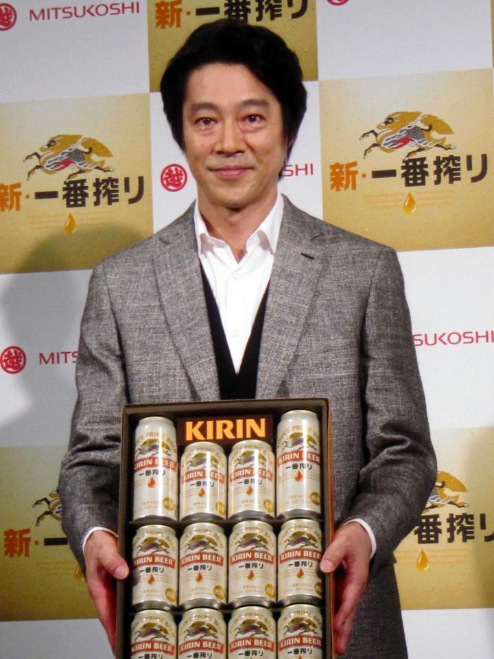 　「キリン一番搾り生ビール　お歳暮発売記念イベント」に登場した堤真一＝都内