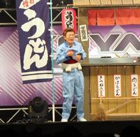 「コヤブソニック２０１７」に出演し「垂れ乳」のギャグを繰り出した桑原和男（右）＝大阪市内