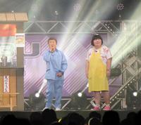 　「コヤブソニック２０１７」に出演し「神様～」のギャグを繰り出した桑原和男（左）と酒井藍＝大阪市内