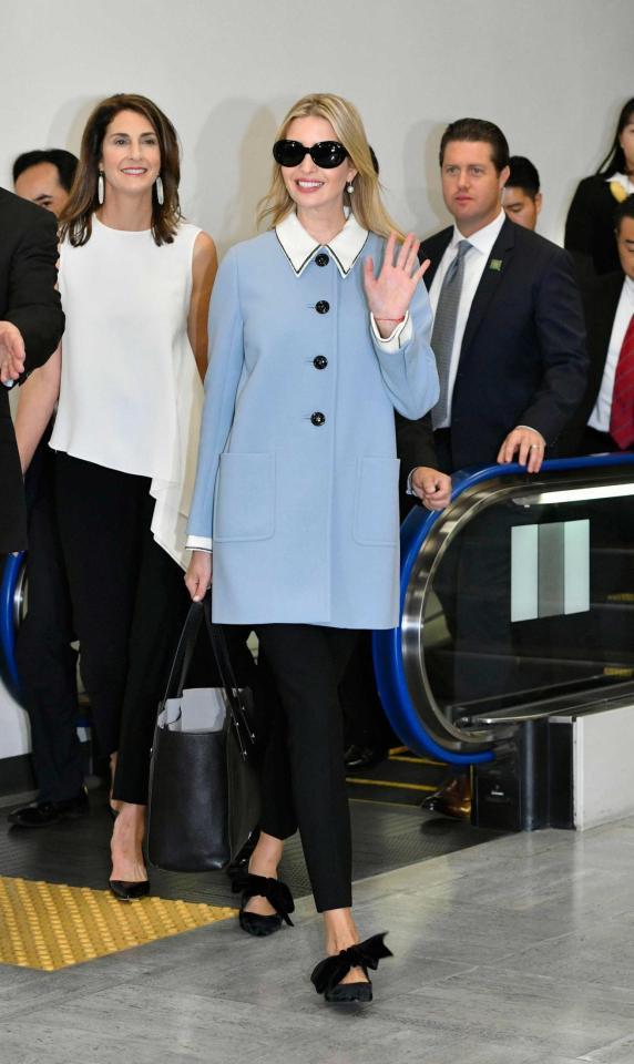 成田空港に到着し笑顔で手を振るトランプ米大統領の長女イバンカ大統領補佐官